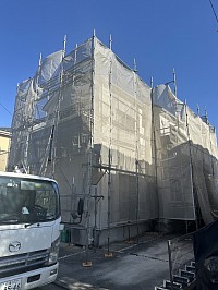 中規模な現場の足場設置中