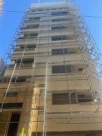 先行足場にて建て方中。