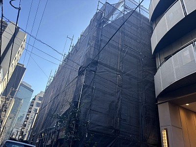足場工事専門　新宿区のビル