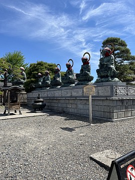 地蔵は、地獄、餓鬼、畜生、修羅、人、天の6つの世界で人々を救う存在とされています