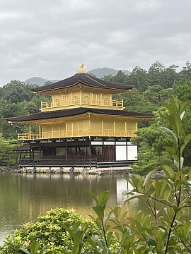 金閣寺で足利義満は宗家の山名家を滅ぼそうとした歴史があります。