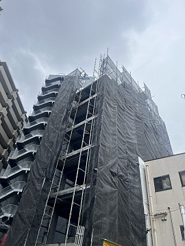 鉄骨新築現場に足場を設置されていただきました