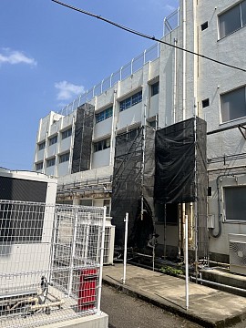 小学校のエアコン工事の為足場設置