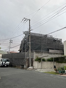 大きな家に足場を組む やりがいがあります。